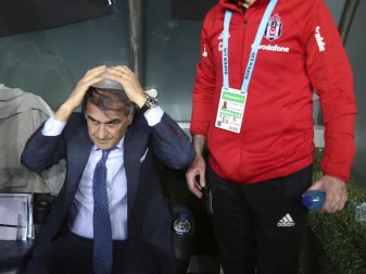 Besiktas-Trainer Senol Günes wurde am Kopf getroffen. Foto: Uncredited/AP Besiktas-Trainer Senol Günes wurde am Kopf getroffen. Foto: Uncredited/AP