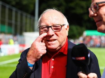 Uwe Seeler glaubt nicht mehr an die HSV-Rettung. Foto: Christian Charisius Uwe Seeler glaubt nicht mehr an die HSV-Rettung. Foto: Christian Charisius