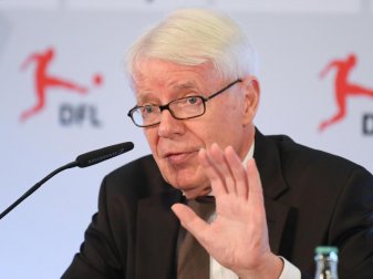 Ist gegen die Einführung von Playoffs: Reinhard Rauball. Foto: Arne Dedert Ist gegen die Einführung von Playoffs: Reinhard Rauball. Foto: Arne Dedert