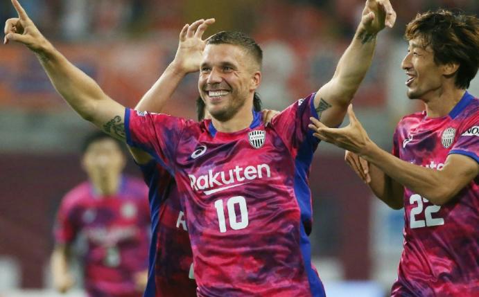 Lukas Podolski bejubelt seine Saisontore zwei und drei