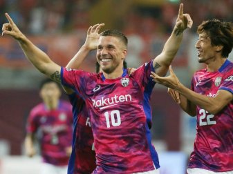 Lukas Podolski bejubelt seine Saisontore zwei und drei Lukas Podolski bejubelt seine Saisontore zwei und drei
