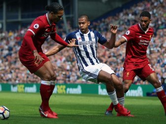 Salomon Rondon (M) von West Bromwich Albion wird von den beiden Liverpool-Profis Virgil van Dijk (l) und Joe Gomez unter Druck gesetzt. Foto: Nigel French Salomon Rondon (M) von West Bromwich Albion wird von den beiden Liverpool-Profis Virgil van Dijk (l) und Joe Gomez unter Druck gesetzt. Foto: Nigel French