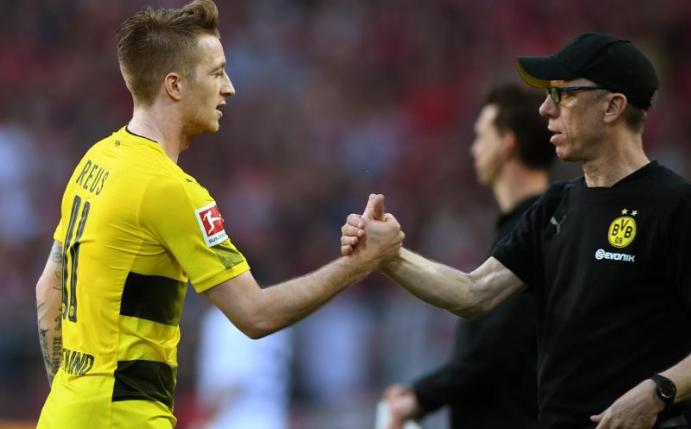 Marco Reus (l) holt sich nach seiner überzeugenden Leistung gegen Leverkusen die Gratulation von BVB-Coach Stöger ab. Foto: Ina Fassbender