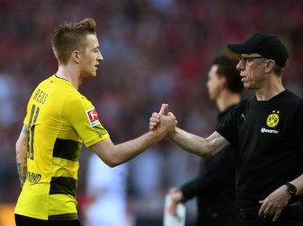 Marco Reus (l) holt sich nach seiner überzeugenden Leistung gegen Leverkusen die Gratulation von BVB-Coach Stöger ab. Foto: Ina Fassbender Marco Reus (l) holt sich nach seiner überzeugenden Leistung gegen Leverkusen die Gratulation von BVB-Coach Stöger ab. Foto: Ina Fassbender
