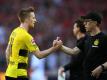 Marco Reus (l) holt sich nach seiner überzeugenden Leistung gegen Leverkusen die Gratulation von BVB-Coach Stöger ab. Foto: Ina Fassbender