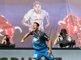Jubelt über seinen Doppelpack in Leipzig: Mark Uth Jubelt über seinen Doppelpack in Leipzig: Mark Uth