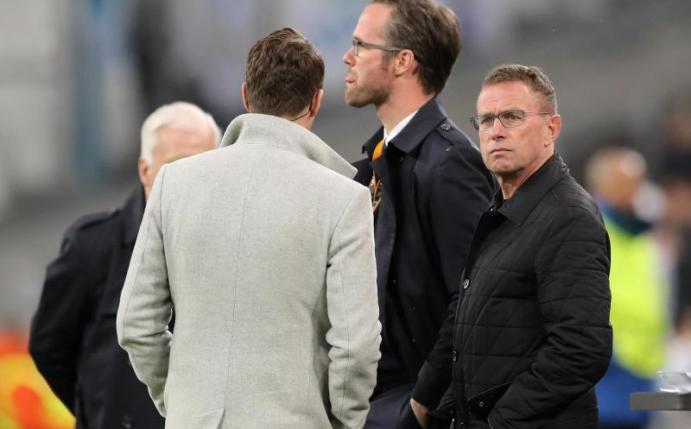 Sportdirektor Ralf Rangnick (r) legte alle Vertragsverhandlungen auf Eis. Foto: Jan Woitas