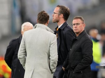 Sportdirektor Ralf Rangnick (r) legte alle Vertragsverhandlungen auf Eis. Foto: Jan Woitas Sportdirektor Ralf Rangnick (r) legte alle Vertragsverhandlungen auf Eis. Foto: Jan Woitas