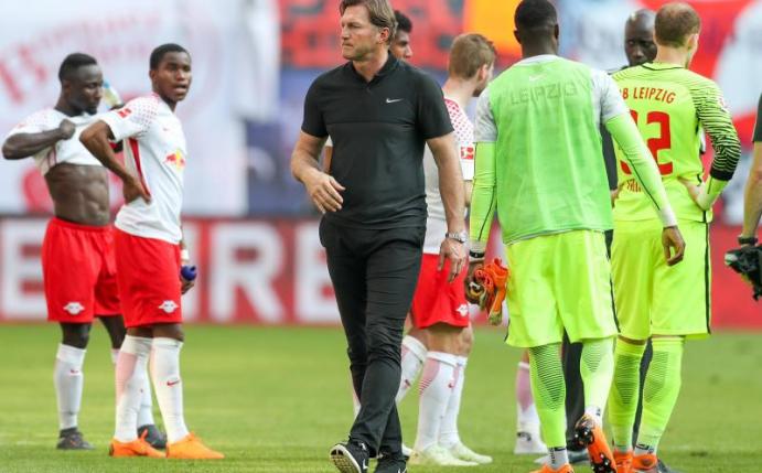 Leipzigs Trainer Ralph Hasenhüttl (M.) war nach der Niederlage aufgebracht. Foto: Jan Woitas