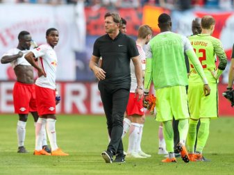 Leipzigs Trainer Ralph Hasenhüttl (M.) war nach der Niederlage aufgebracht. Foto: Jan Woitas Leipzigs Trainer Ralph Hasenhüttl (M.) war nach der Niederlage aufgebracht. Foto: Jan Woitas