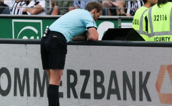 Schiedsrichter Sascha Stegemann überprüfte seine Elfmeter-Entscheidung noch einmal auf dem Bildschirm. Foto: Frank Rumpenhorst