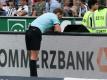 Schiedsrichter Sascha Stegemann überprüfte seine Elfmeter-Entscheidung noch einmal auf dem Bildschirm. Foto: Frank Rumpenhorst