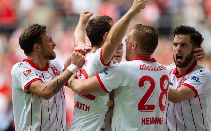 Düsseldorfs Spieler bejubeln ihren Treffer zum 3:0 gegen Ingolstadt. Foto: Jonas Güttler