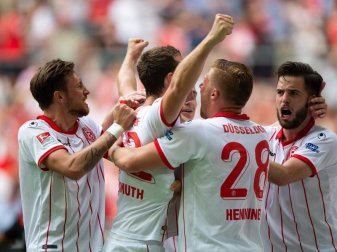 Düsseldorfs Spieler bejubeln ihren Treffer zum 3:0 gegen Ingolstadt. Foto: Jonas Güttler Düsseldorfs Spieler bejubeln ihren Treffer zum 3:0 gegen Ingolstadt. Foto: Jonas Güttler