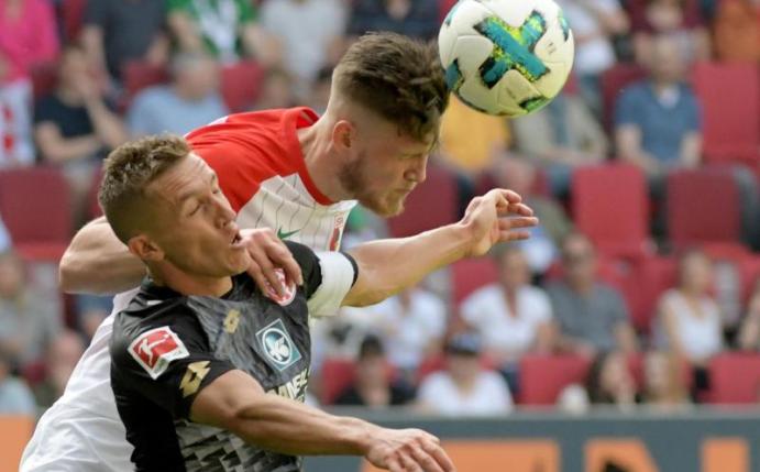 Augsburgs Jeffrey Gouweleeuw (hinten) kommt vor dem Mainzer Pablo de Blasis an den Ball. Foto: Stefan Puchner