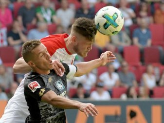 Augsburgs Jeffrey Gouweleeuw (hinten) kommt vor dem Mainzer Pablo de Blasis an den Ball. Foto: Stefan Puchner Augsburgs Jeffrey Gouweleeuw (hinten) kommt vor dem Mainzer Pablo de Blasis an den Ball. Foto: Stefan Puchner