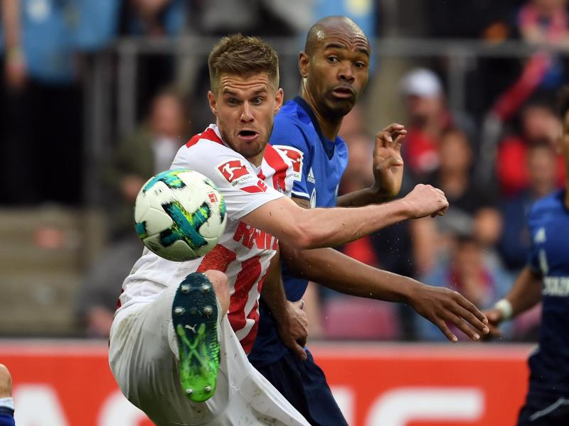 Kölns Simon Terodde (l) und Schalkes Naldo liefern sich ein Duell um den Ball. Foto: Federico Gambarini