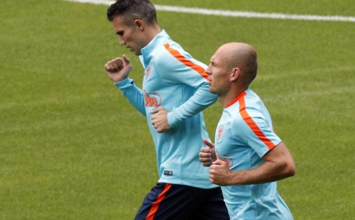 Robin van Persie (l) schoss das 2:0 im Finale gegen Alkmaar. Foto: Christophe Ena/AP