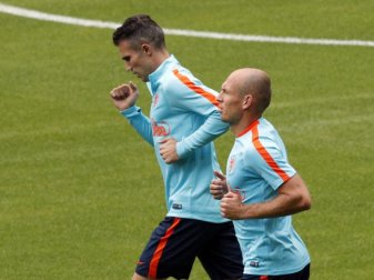 Robin van Persie (l) schoss das 2:0 im Finale gegen Alkmaar. Foto: Christophe Ena/AP Robin van Persie (l) schoss das 2:0 im Finale gegen Alkmaar. Foto: Christophe Ena/AP