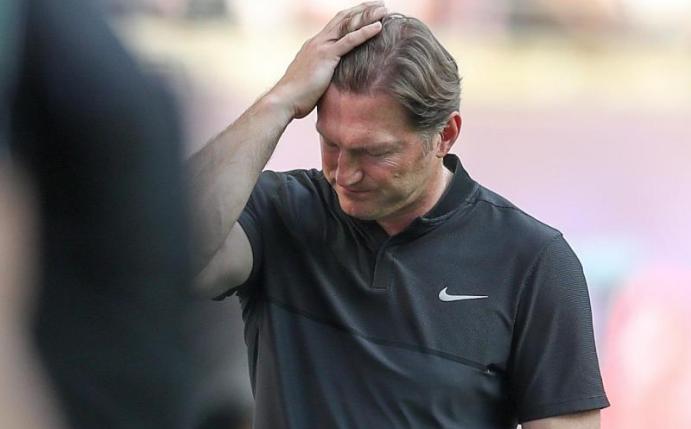 Cheftrainer Ralph Hasenhüttl zeigt sich nach der klaren Heimniederlage gegen Hoffenheim enttäuscht. Foto: Jan Woitas