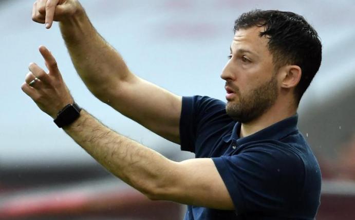 Schalkes Trainer Domenico Tedesco versucht im Spiel gegen den FC Köln seinen Spielern Anweisungen zu geben. Foto: Domenico Gambarini
