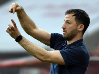 Schalkes Trainer Domenico Tedesco versucht im Spiel gegen den FC Köln seinen Spielern Anweisungen zu geben. Foto: Domenico Gambarini Schalkes Trainer Domenico Tedesco versucht im Spiel gegen den FC Köln seinen Spielern Anweisungen zu geben. Foto: Domenico Gambarini