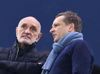 Will von Manager Horst Heldt (r) klare Worte: 96-Boss Martin Kind. Foto: Daniel Reinhardt Will von Manager Horst Heldt (r) klare Worte: 96-Boss Martin Kind. Foto: Daniel Reinhardt