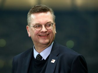 Grindel hat die Bewerbung für die EM 2024 übergeben Grindel hat die Bewerbung für die EM 2024 übergeben