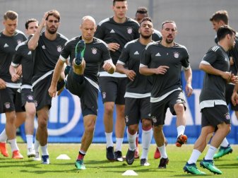 Die Spieler vom FC Bayern München bereiten sich im Abschlusstraining auf das Spiel gegen REal Madrid am Mittwoch vor. Foto: Andreas Gebert Die Spieler vom FC Bayern München bereiten sich im Abschlusstraining auf das Spiel gegen REal Madrid am Mittwoch vor. Foto: Andreas Gebert