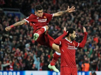 Neben Mohamed Salah (r) erzielte auch Roberto Firmino zwei Treffer für den FC Liverpool im Halbfinal-Hinspiel gegen AS Rom. Foto: Peter Byrne/PA Wire Neben Mohamed Salah (r) erzielte auch Roberto Firmino zwei Treffer für den FC Liverpool im Halbfinal-Hinspiel gegen AS Rom. Foto: Peter Byrne/PA Wire