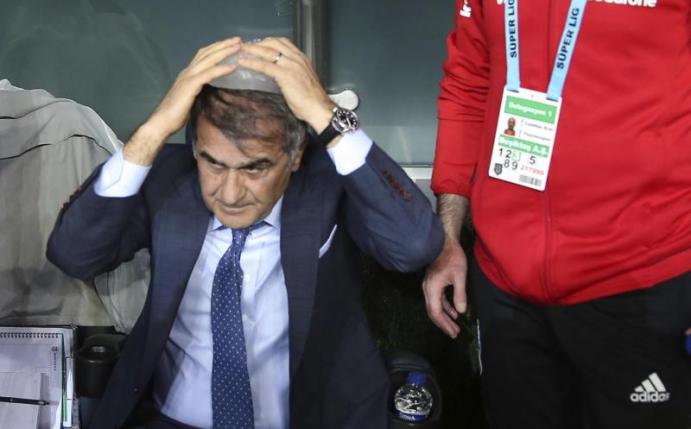 Senol Günes, Trainer von Besiktas Istanbul, hält sich eine Tüte Eis auf den Kopf, nachdem er von einem Gegenstand am Kopf getroffen wurde. Foto: Uncredited/AP