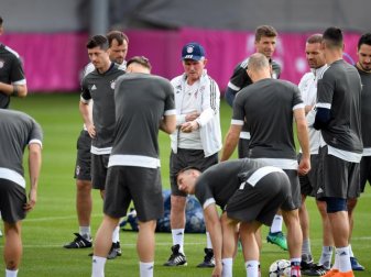 Trainer Jupp Heynckes (M) hat die Bayern-Elf für das Spiel gegen Real Madrid sehr offensiv aufgestellt. Foto: Andreas Gebert Trainer Jupp Heynckes (M) hat die Bayern-Elf für das Spiel gegen Real Madrid sehr offensiv aufgestellt. Foto: Andreas Gebert