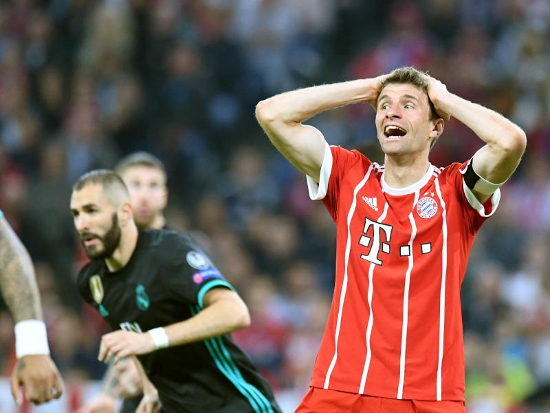 Bayern Münchens Kapitän Thomas Müller greift sich mit beiden Händen nach einer vergebenen Chance gegen Real Madrid an den Kopf. Foto: Matthias Balk