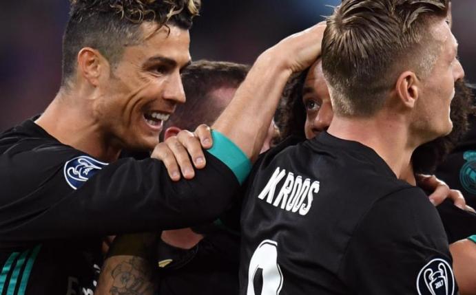 Kein Tor erzielt, aber trotzdem hochzufrieden: Cristiano Ronaldo (l) feiert mit Toni Kroos den Ausgleich gegen die Münchner. Foto: Sven Hoppe
