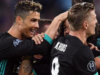 Kein Tor erzielt, aber trotzdem hochzufrieden: Cristiano Ronaldo (l) feiert mit Toni Kroos den Ausgleich gegen die Münchner. Foto: Sven Hoppe Kein Tor erzielt, aber trotzdem hochzufrieden: Cristiano Ronaldo (l) feiert mit Toni Kroos den Ausgleich gegen die Münchner. Foto: Sven Hoppe