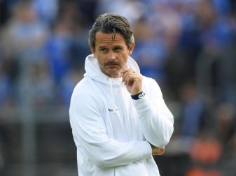 Glaubt noch den Darmstädter Klassenerhalt: Lilien-Coach Dirk Schuster. Foto: Arne Dedert/dpa Glaubt noch den Darmstädter Klassenerhalt: Lilien-Coach Dirk Schuster. Foto: Arne Dedert/dpa