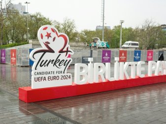 Die Türkei wirbt auf dem Taksim-Platz in Istanbul Die Türkei wirbt auf dem Taksim-Platz in Istanbul