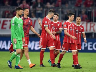 Enttäuscht verlassen die Bayern-Spieler nach der Niederlage gegen Real den Platz. Foto: Andreas Gebert/dpa Enttäuscht verlassen die Bayern-Spieler nach der Niederlage gegen Real den Platz. Foto: Andreas Gebert/dpa