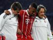 Bayern-Verteidiger Jerome Boateng (M) kann beim Spiel gegen Real Madrid nur mit Unterstüzung den Platz verlassen. Foto: Andreas Gebert