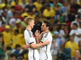 Holten 2014 gemeinsam den WM-Titel: Per Mertesacker (l) und Mats Hummels. Foto: Andreas Gebert/dpa Holten 2014 gemeinsam den WM-Titel: Per Mertesacker (l) und Mats Hummels. Foto: Andreas Gebert/dpa
