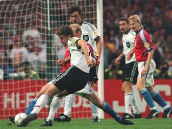 Oliver Bierhoffs (vorn) entscheidendes Tor im EM-Finale gegen Tschechien. Foto: Oliver Berg Oliver Bierhoffs (vorn) entscheidendes Tor im EM-Finale gegen Tschechien. Foto: Oliver Berg