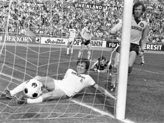 Sorgte bereits als Spieler für Bundesliga-Geschichte: Jupp Heynckes (l) beim 12:0-Sieg von Gladbach gegen Dortmund. Foto: Roland Scheidemann/dpa Sorgte bereits als Spieler für Bundesliga-Geschichte: Jupp Heynckes (l) beim 12:0-Sieg von Gladbach gegen Dortmund. Foto: Roland Scheidemann/dpa