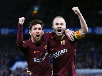 Neben Lionel Messi (l) ist auch Andres Iniesta vom FC Barcelona nicht wegzudenken. Nach 22 Jahren im Club verabschiedet er sich nun. Foto: Nick Potts/PA Wire