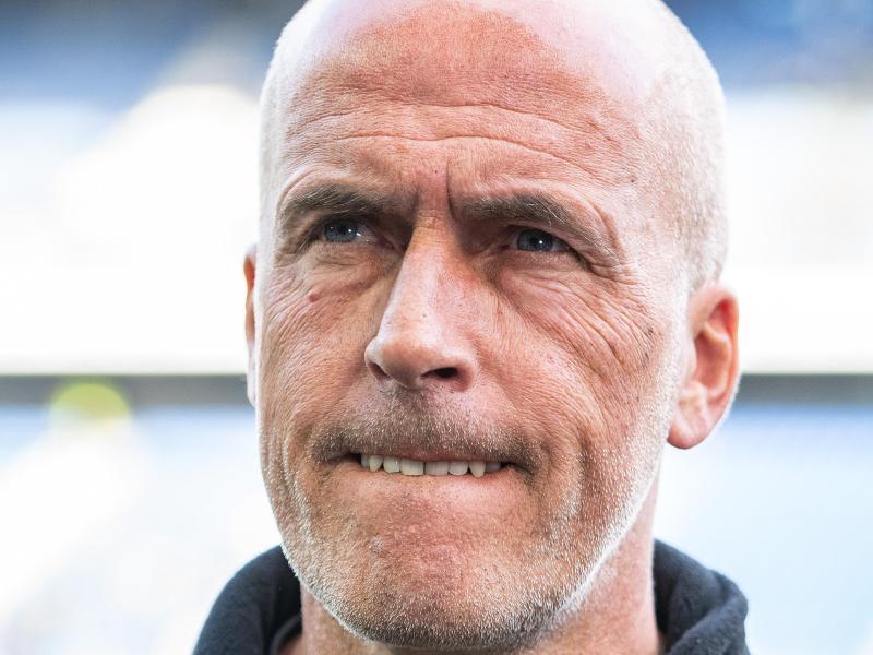 Lauterns Trainer Michael Frontzeck verzieht seinen Mund. Foto: Guido Kirchner