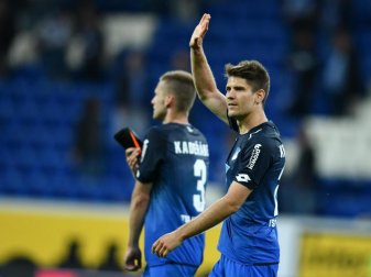 Dreifach-Torschütze Andrej Kramaric (r) brachte seinen 1899-Teamkollegen Andrej Kramaric etwas durcheinander. Foto: Uwe Anspach/dpa Dreifach-Torschütze Andrej Kramaric (r) brachte seinen 1899-Teamkollegen Andrej Kramaric etwas durcheinander. Foto: Uwe Anspach/dpa