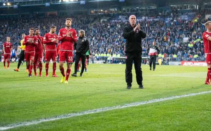 Nach dem Abstieg verabschieden sich FCK-Coach Michael Frontzeck und sein Team von den Fans in Bielefeld. Foto: Guido Kirchner/dpa