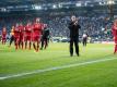 Nach dem Abstieg verabschieden sich FCK-Coach Michael Frontzeck und sein Team von den Fans in Bielefeld. Foto: Guido Kirchner/dpa