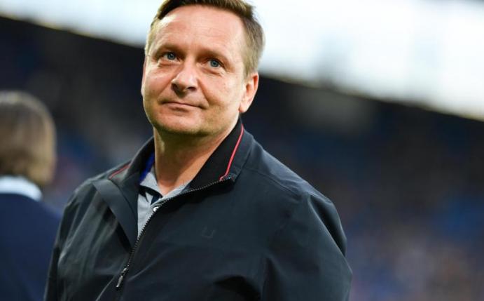 Stand beim Hannoveraner Gastspiel bei 1899 Hoffenheim im Fokus: 96-Sportdirektor Horst Heldt. Foto: Uwe Anspach/dpa