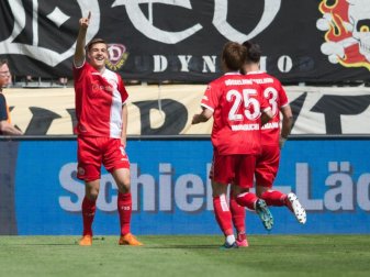 Fortunas Florian Neuhaus (l) jubelt nach seinem Tor zum 0:1 bei Dynamo Dresden. Foto: Sebastian Kahnert Fortunas Florian Neuhaus (l) jubelt nach seinem Tor zum 0:1 bei Dynamo Dresden. Foto: Sebastian Kahnert