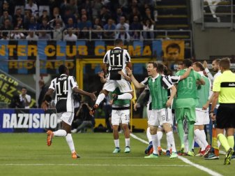Douglas Costa von Juventus Turin (M,11) schoss das Führungstor beim Sieg gegen Inter Mailand. Foto: Antonio Calanni/AP Douglas Costa von Juventus Turin (M,11) schoss das Führungstor beim Sieg gegen Inter Mailand. Foto: Antonio Calanni/AP